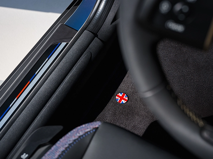Vista da entrada da porta do MINI Cooper Oxford Edition.