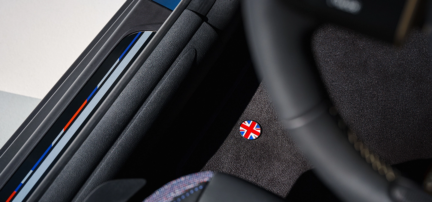 Vista da entrada da porta do MINI Cooper Oxford Edition.