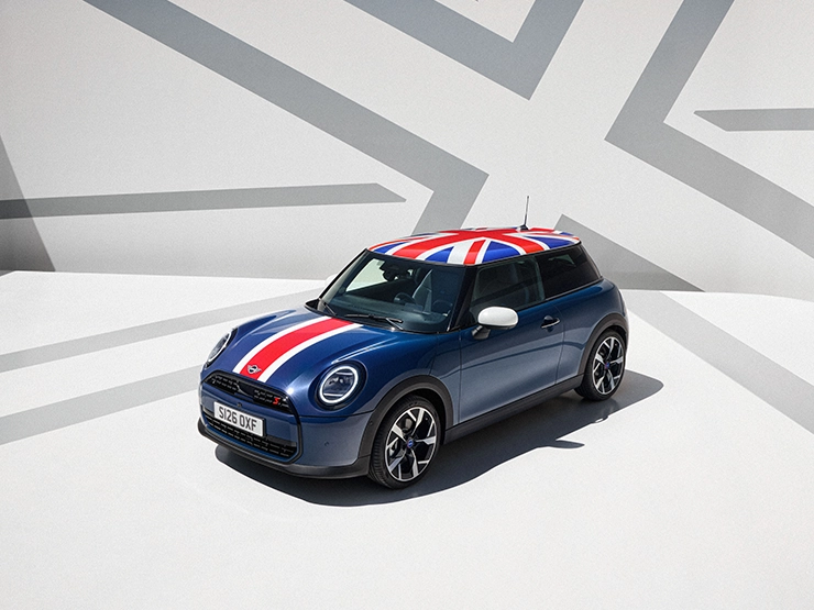 Vista completa do veículo do MINI Cooper Oxford Edition.