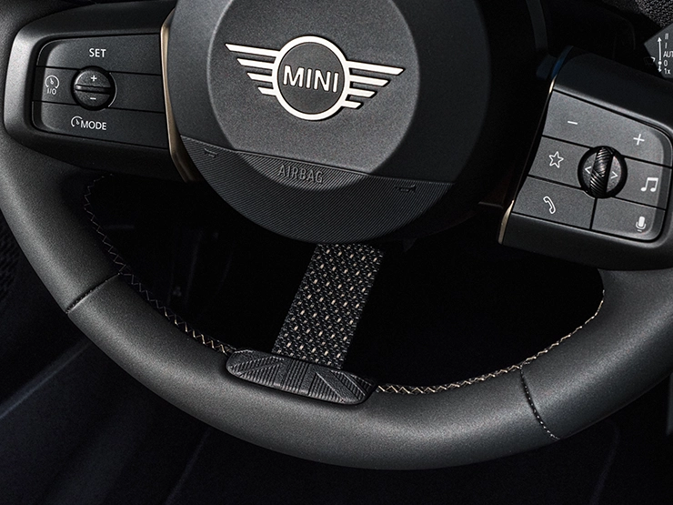 Vista detalhada do volante do MINI Cooper Oxford Edition.