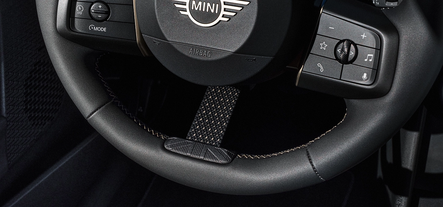 Vista detalhada do volante do MINI Cooper Oxford Edition.