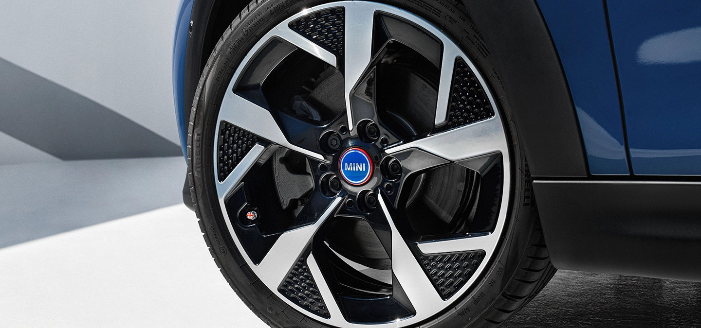 Vista detalhada das jantes do MINI Cooper Oxford Edition.