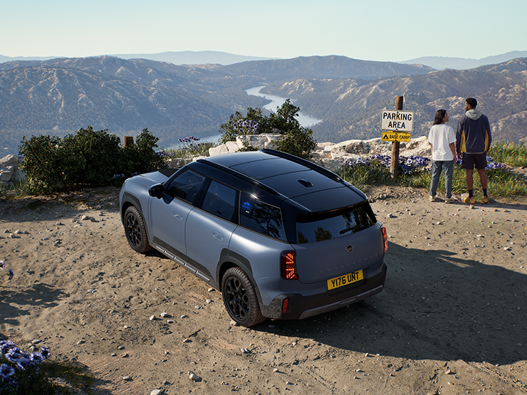 Vista de topo traseira do MINI Countryman Untamed Edition.