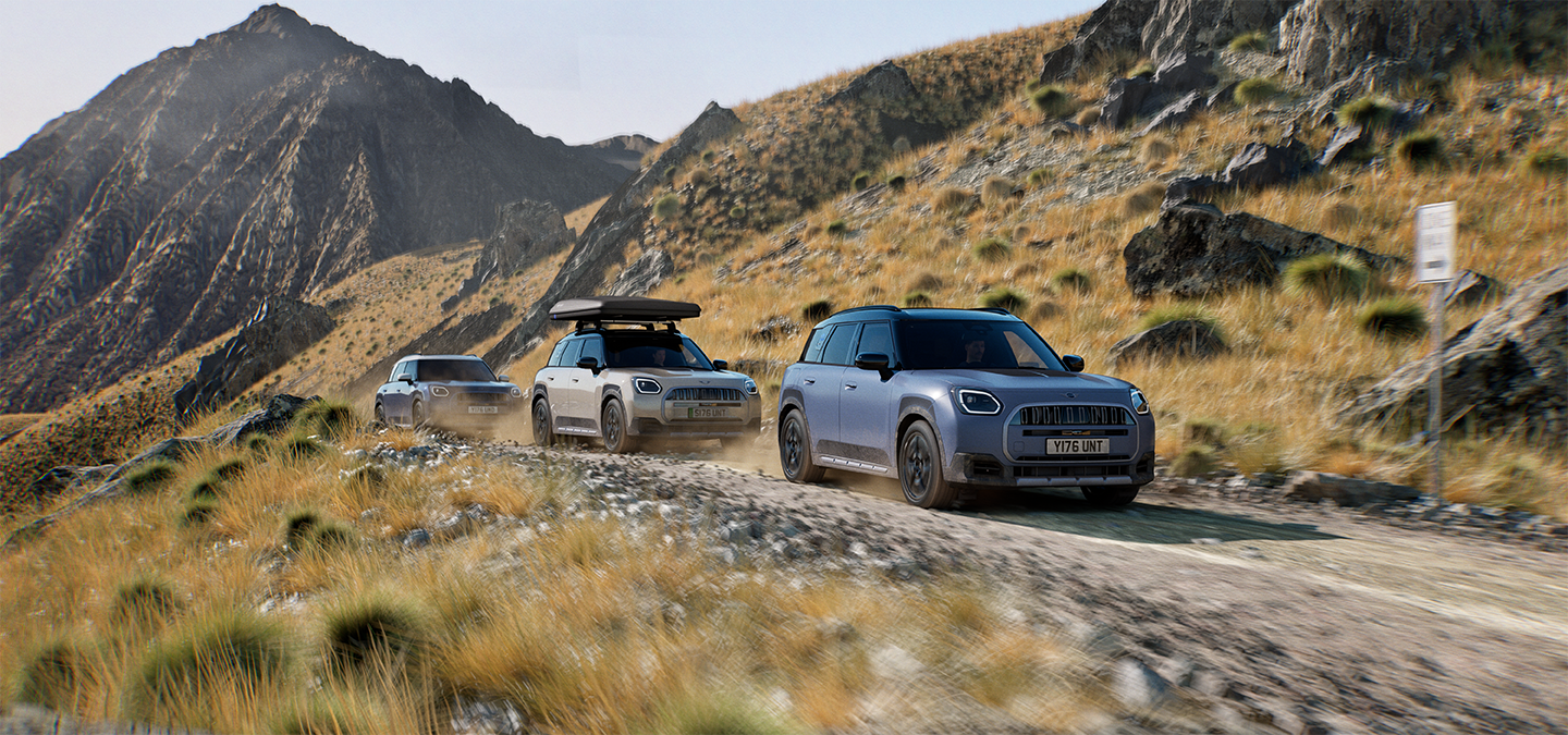 Imagem de vários modelos MINI Countryman Untamed Edition fora de estrada em montanha.