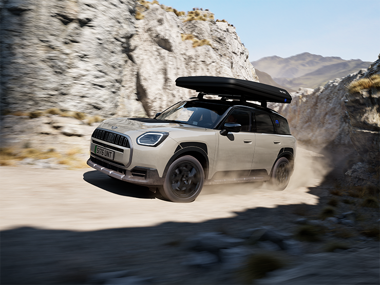 Imagem frontal do MINI Countryman Untamed Edition em movimento.