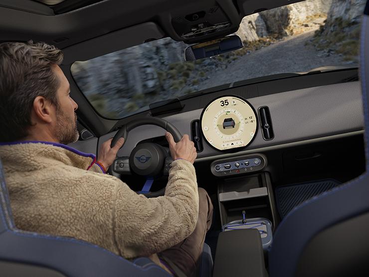 Imagem de duas pessoas no MINI Countryman Untamed Edition com o Trail Mode ativado.