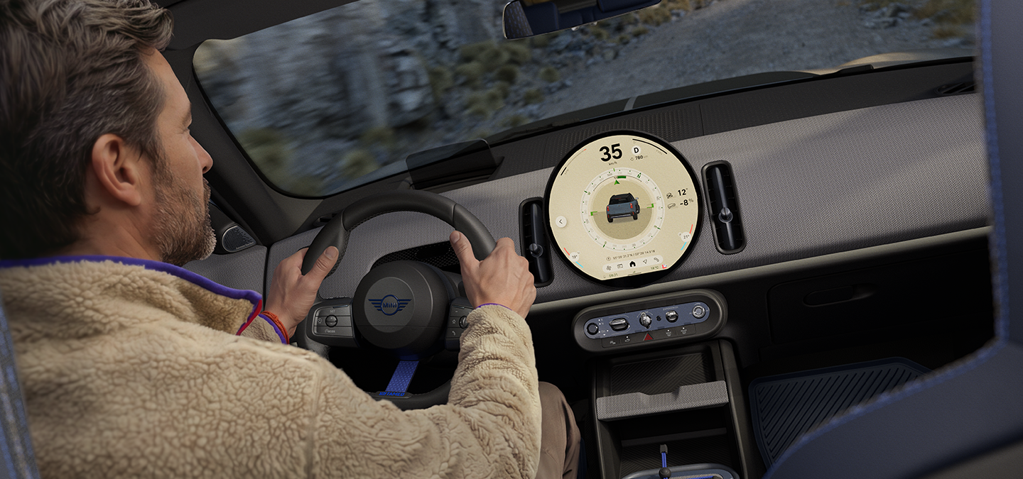 Imagem de duas pessoas no MINI Countryman Untamed Edition com o Trail Mode ativado.