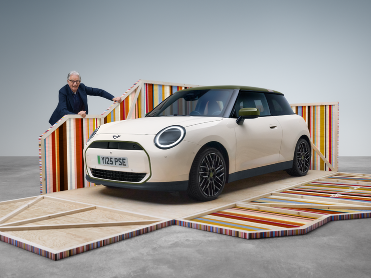 Vista frontal do MINI Cooper elétrico Paul Smith Edition em Inspired White com o designer Paul Smith