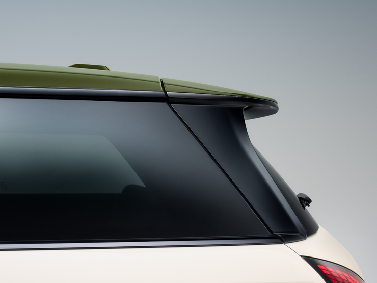 Grande plano pela lateral do tejadilho Contrast do MINI Paul Smith em Nottingham Green