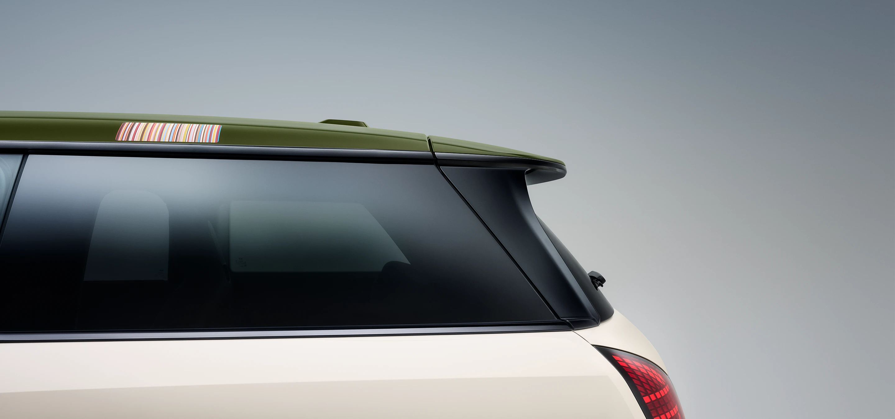 Grande plano pela lateral do tejadilho Contrast do MINI Paul Smith em Nottingham Green