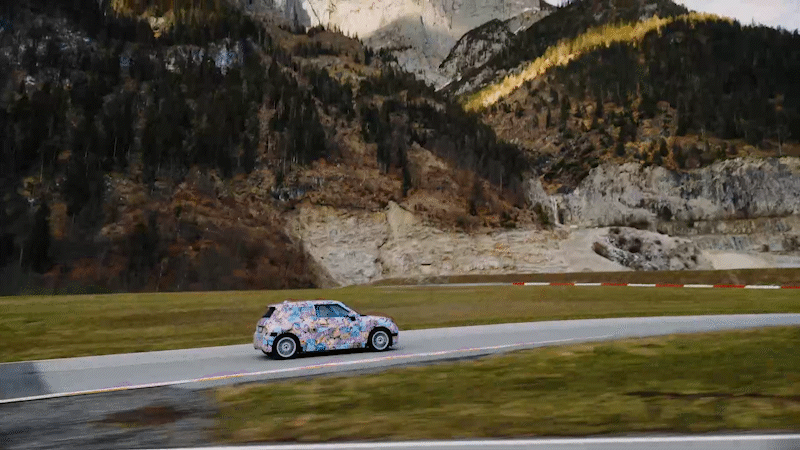 Gif do novo MINI Cooper Electric a circular na estrada.