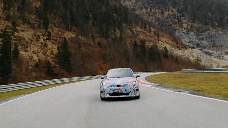 Gif do novo MINI Cooper Electric a circular na estrada.