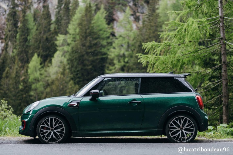 MINI John Cooper Works – verde e preto – vista lateral - fotografia @lucatribondeau96