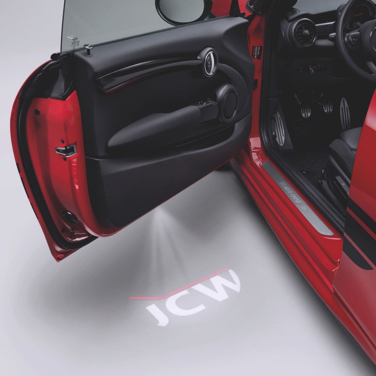 MINI John Cooper Works – vermelho e preto – projetor na porta