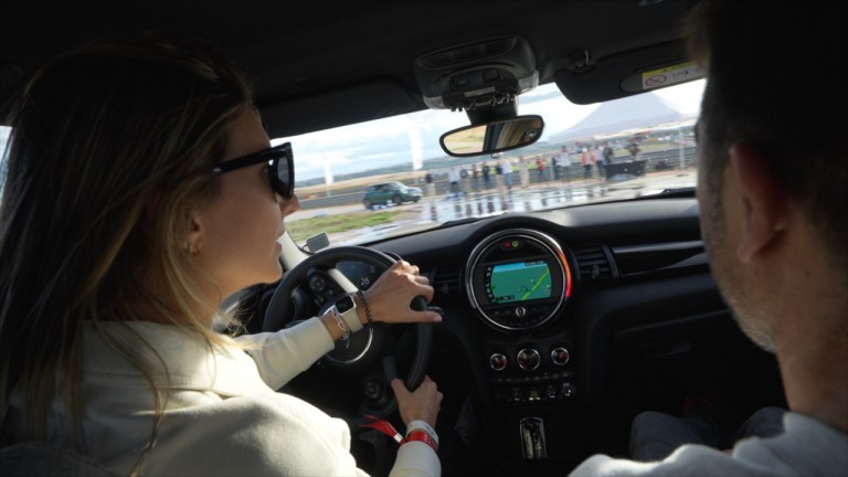 Mulher a fazer um Test Drive MINI Weekend.