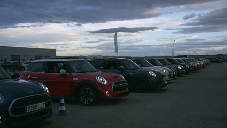 Vários MINIs no parking exclusivo MINI Weekend.