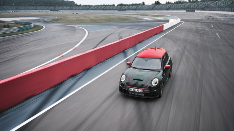 John Cooper Works a circular na estrada no MINI Weekend.