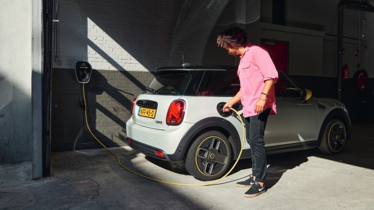 Homem a carregar um MINI Electric