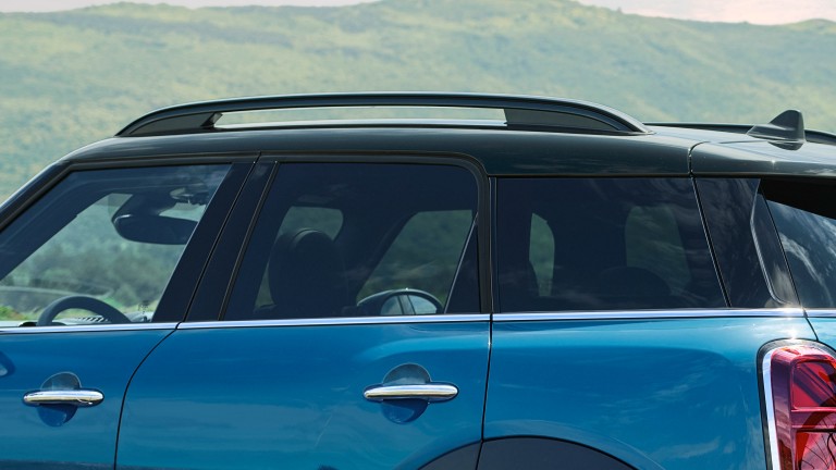 Os vidros traseiros escurecidos e as barras de tejadilho do MINI Cooper SE Countryman ALL4.