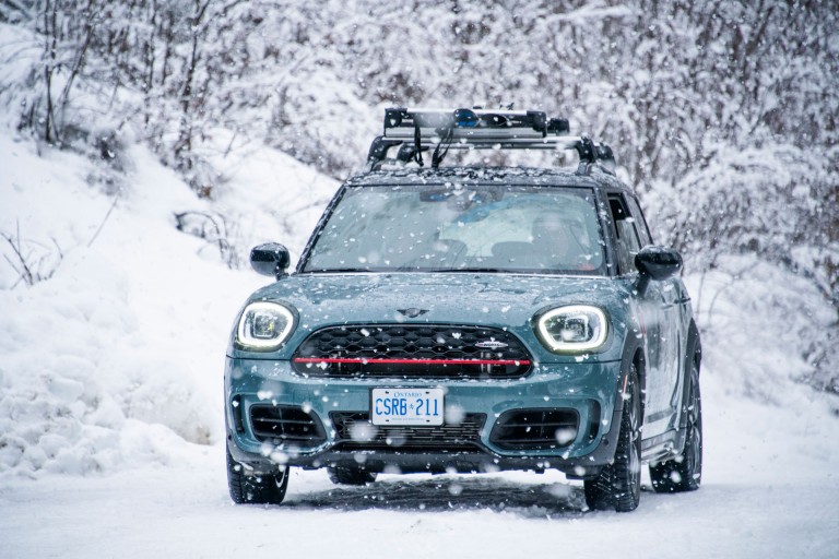 MINI John Cooper Works Countryman ALL4 na paisagem de neve em Colúmbia Britânica, Canadá.