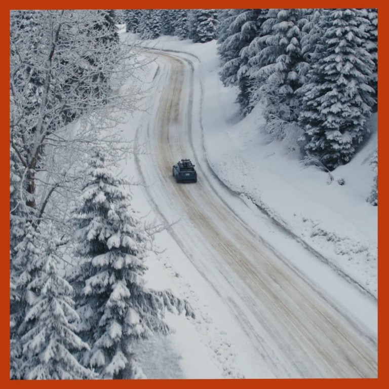 Um GIF do MINI John Cooper Works Countryman ALL4 dirigindo pela paisagem de neve em Colúmbia Britânica, Canadá.