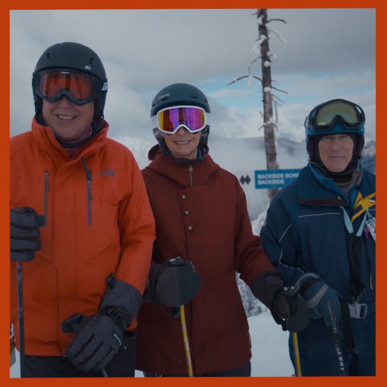 Um GIF de Bud Stoll, Joan Harvey e Mike Brewster, elementos da equipa “Silver Sliders” na paisagem de neve da Colúmbia Britânica, Canadá