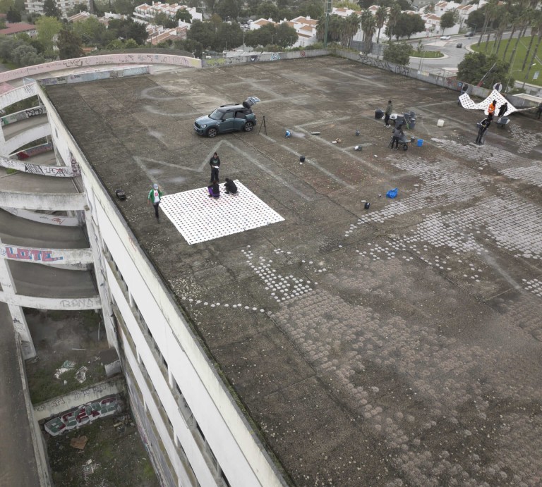 Preparação do projeto Urban Canvas Project - Vhils no Rooftop do edifício e 1 MINI estacionados