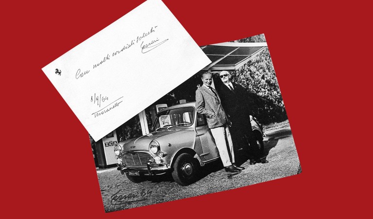 Fotografia de Alec Issigonis e Enzo Ferrari junto de um MINI Clássico e uma carta enviada a Alec Issigonis por Enzo Ferrari.