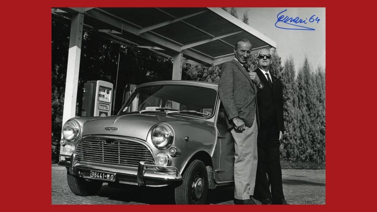 Foto a preto e branco de Alec Issigonis e Enzo Ferrari junto de um MINI Clássico