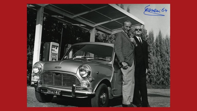 Enzo Ferrari - MINI Clássico Foto a preto e branco de Alec Issigonis e Enzo Ferrari junto de um MINI Clássico