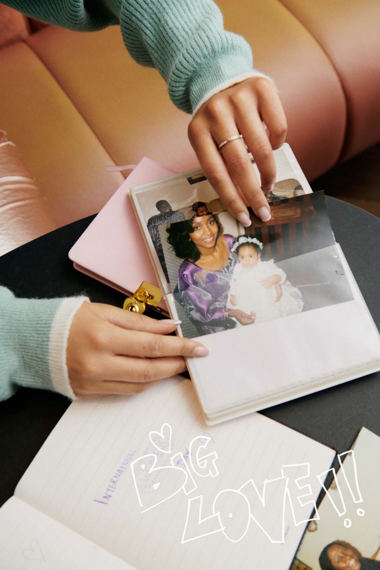 Mãos de Sophia Thakur a mostrar uma fotografia sua com uma mulher da sua família.
