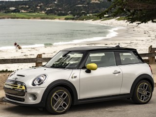 Lateral de um MINI ao pé de uma praia. 