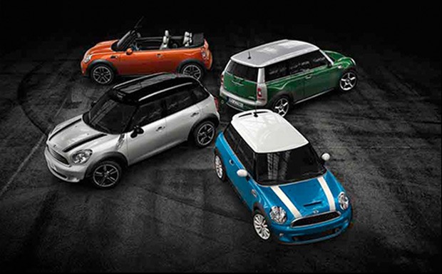 Quatro MINIS posicionados numa roda, comas traseiras viradas uns para os outros.