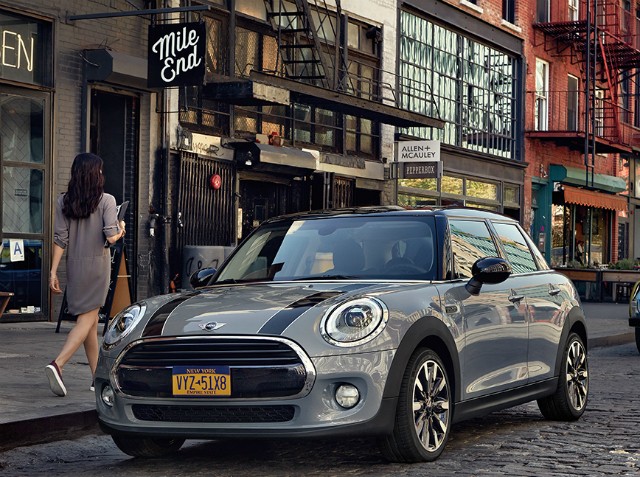 MINI estacionado na rua.