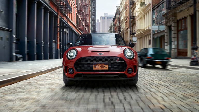MINI Clubman - vista frontal na rua