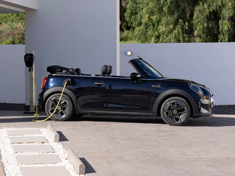 Primeiro MINI Cabrio 100% elétrico - antevisão da página geral