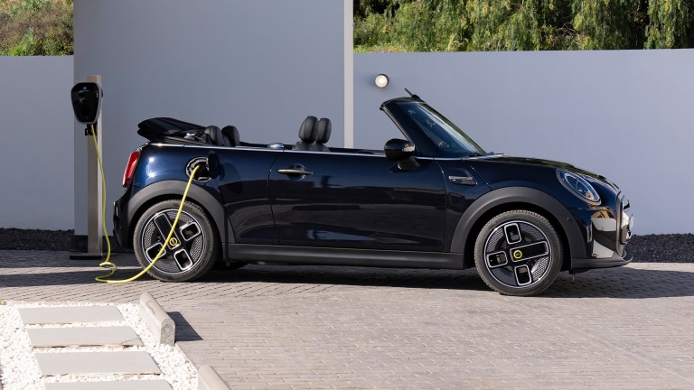 MINI Cabrio 100% elétrico - vista lateral exterior