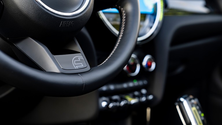 MINI Cabrio 100% elétrico - volante com badge "electric"
