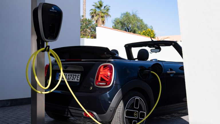 MINI Cabrio 100% elétrico - vista traseira com wallbox