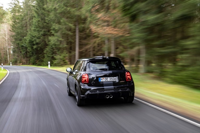 MINI JCW 1to6 Edition a circular na estrada