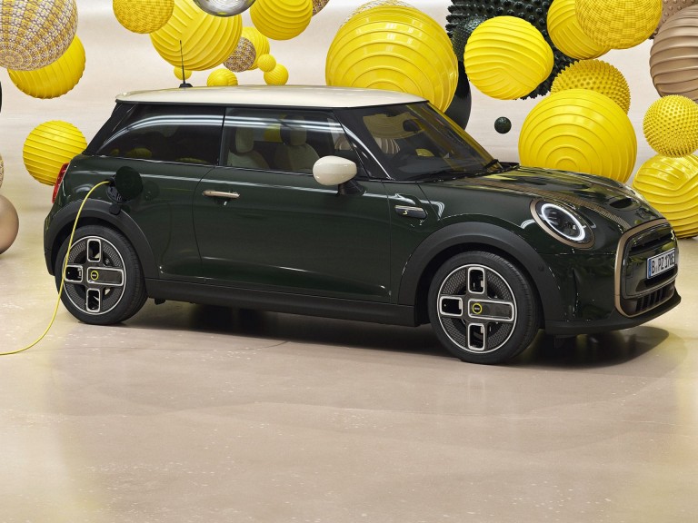 MINI Resolute Edition totalmente elétrica – carregamento – Rebel Green