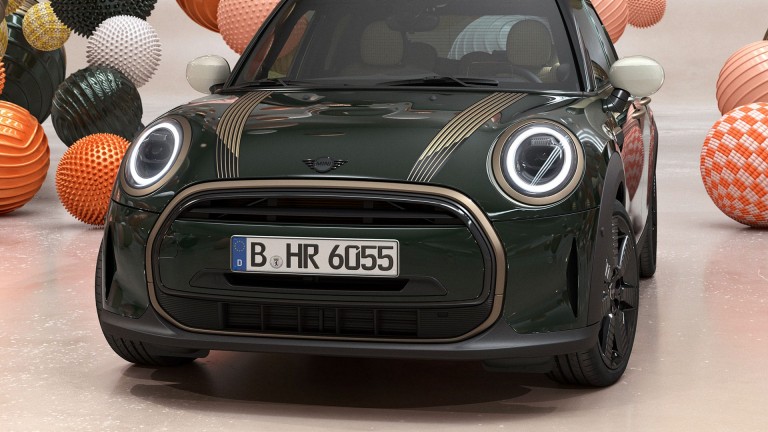 MINI Resolute Edition – cor da carroçaria Rebel Green – faixas de capot