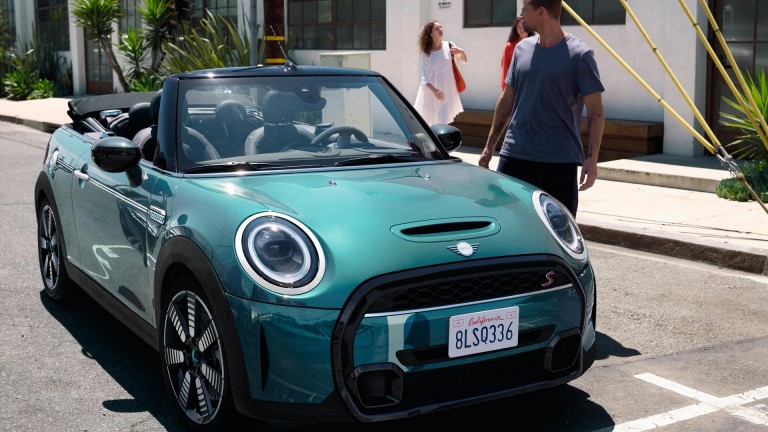 MINI Cabrio Seaside Edition com a capota aberta