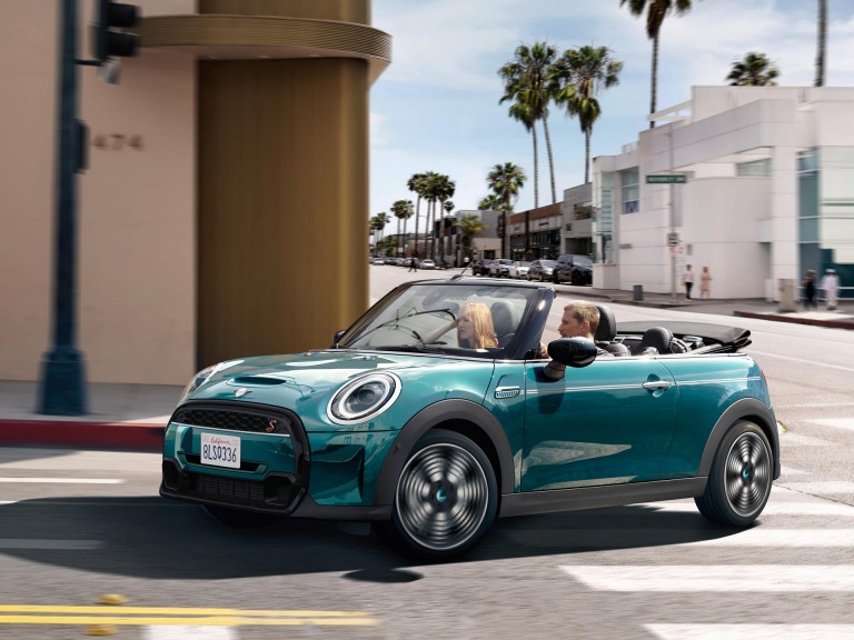 Duas pessoas num MINI Cabrio Seaside Edition descapotável