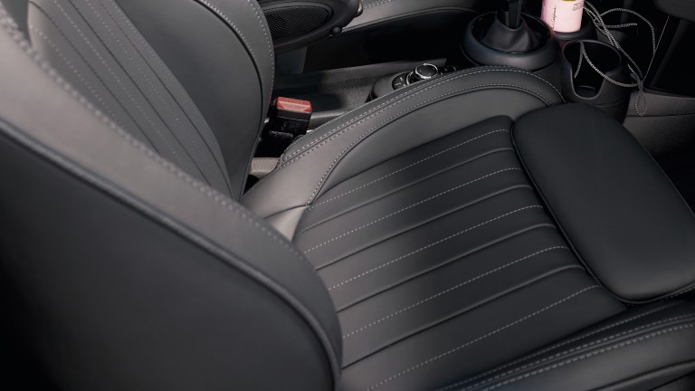 Estofos em pele MINI Yours Lounge em Carbon Black do MINI Cabrio Seaside Editio