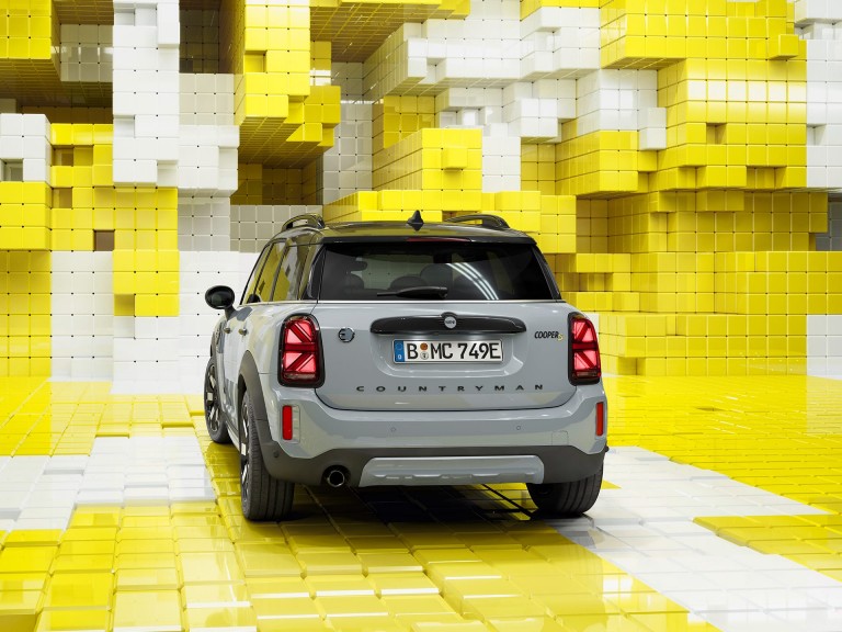 MINI Countryman Híbrido Plug-In Untamed Edition – lateral – carregamento