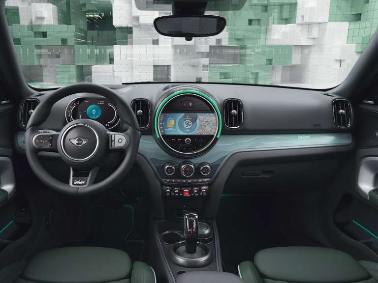 MINI Countryman Untamed Edition – interior – pele em verde