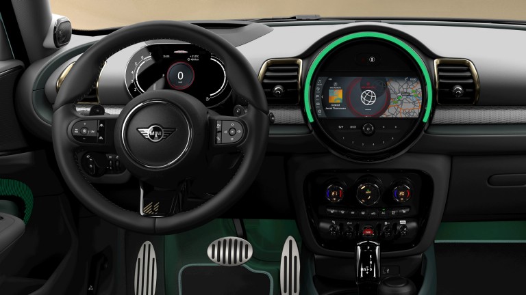 Versão MINI Clubman Untold – interior – vista do cockpit – pacotes de conforto e tecnologia