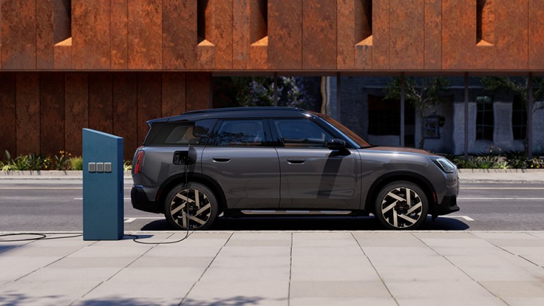 MINI Electromobility - Vista lateral do Countryman