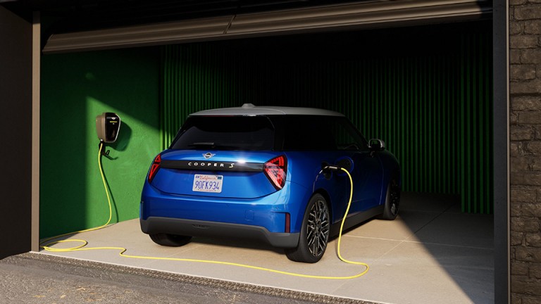 MINI Electromobility - vista traseira do MINI Cooper Elétrico